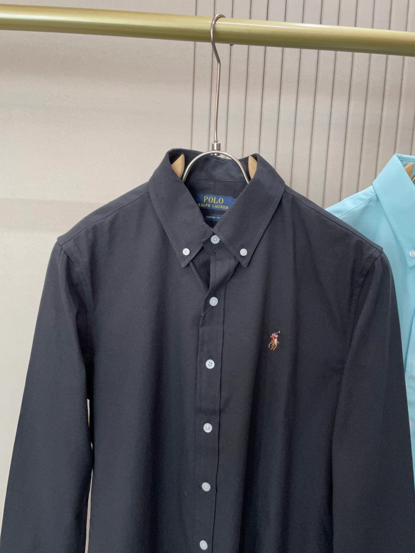P220 🌸🌸🌸 POLO Ralph Lauren [High Quality] Classic shirt! The classic casual shirt made of pure cotton Oxford cloth has a unique design. It has a simple, clean and classic silhouette design. It is a versatile style that can be switched at will. The fabric feels soft and delicate, highly breathable, and is close to the skin and comfortable to wear. It can be worn alone as an inner layer. Its versatile performance is beyond your imagination! The upper body of the ready-to-wear is simple and classic yet elegant! Size:M-XXL
